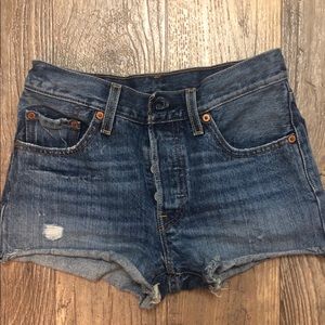 Levis 501 Shorts in Medium Indigo